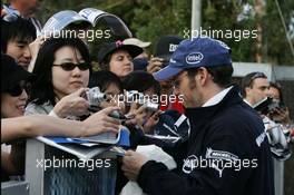 30.03.2006 Melbourne, Australia,  Jacques Villeneuve (CDN), BMW Sauber F1 Team signs an autograph - Formula 1 World Championship, Rd 3, Australian Grand Prix, Thursday