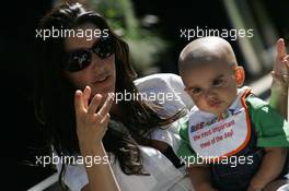 30.03.2006 Melbourne, Australia,  Connie Montoya (COL), Wife of Juan Pablo Montoya and her son Sebastian - Formula 1 World Championship, Rd 3, Australian Grand Prix, Thursday