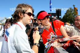 30.03.2006 Melbourne, Australia,  Jarno Trulli (ITA), Toyota Racing with a fan - Formula 1 World Championship, Rd 3, Australian Grand Prix, Thursday