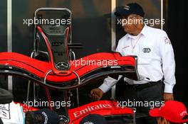 30.03.2006 Melbourne, Australia,  The FIA stewards check the front wing of the McLaren Mercedes - Formula 1 World Championship, Rd 3, Australian Grand Prix, Thursday