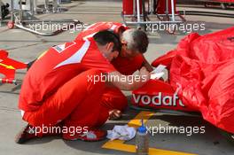 29.03.2006 Melbourne, Australia,  Ferrari Mechanics looking at their front wing - Formula 1 World Championship, Rd 3, Australian Grand Prix, Wednesday