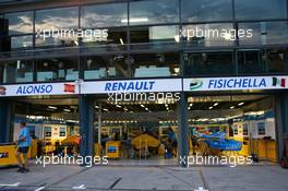 29.03.2006 Melbourne, Australia,  Renault Garage - Formula 1 World Championship, Rd 3, Australian Grand Prix, Wednesday