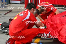 29.03.2006 Melbourne, Australia,  Ferrari Mechanics looking at their front wing - Formula 1 World Championship, Rd 3, Australian Grand Prix, Wednesday