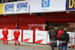 27.01.2006 Barcelona, Spain,  Teams wait for the weather to improve at a cold and damp Barcelona - Formula One Testing, Circuit de Catalunya