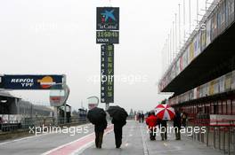 27.01.2006 Barcelona, Spain,  A wet and dull Bracelona pitlane - Formula One Testing, Circuit de Catalunya