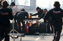 26.01.2006 Barcelona, Spain,  Pedro de la Rosa (ESP), Test Driver, McLaren Mercedes, stops in the pitlane - Formula One Testing, Circuit de Catalunya