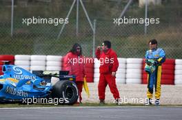 26.01.2006 Barcelona, Spain,  Giancarlo Fisichella (ITA), Renault F1 Team, his R26 has problems on track - Formula One Testing, Circuit de Catalunya
