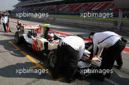 26.01.2006 Barcelona, Spain,  Rubens Barrichello (BRA), Honda Racing F1 Team, The New Honda Racing RA106, practice changing the nose cone - Formula One Testing, Circuit de Catalunya