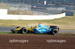 26.01.2006 Barcelona, Spain,  Fernando Alonso (ESP), Renault F1 Team, runs wide - Formula One Testing, Circuit de Catalunya