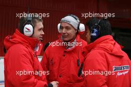 24.02.2006 Barcelona, Spain,  Bridgestone engineers from Toyota and Williams have a chat
