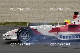 24.02.2006 Barcelona, Spain, Ralf Schumacher spins off - Toyota Racing