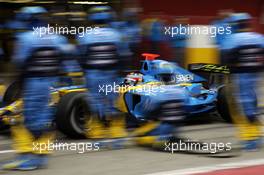 24.02.2006 Barcelona, Spain, Fernando Alonso (ESP) - Renault F1 Team - Pitstop practice