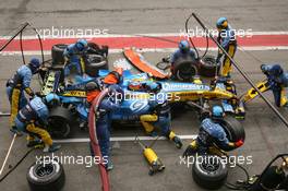 23.02.2006 Barcelona, Spain,  PIT STOp practise with Fernando Alonso (ESP), Renault F1 Team in the pitlane