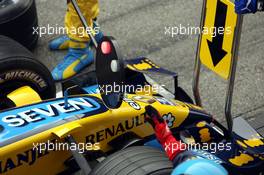 23.02.2006 Barcelona, Spain,  PIT STOp practise with Fernando Alonso (ESP), Renault F1 Team in the pitlane, new lollypop with lights on