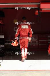 13.04.2006 Barcelona, Spain,  Michael Schumacher (GER), returns to the pitbox after stopping on the track