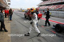 28.11.2006 Barcelona, Spain,  Lewis Hamilton (GBR), McLaren Mercedes, returns to the pits after stopping on track - Formula One Testing, Circuit de Catalunya