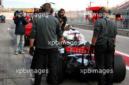 28.11.2006 Barcelona, Spain,  Lewis Hamilton (GBR), McLaren Mercedes, returns to the pits after stopping on track - Formula One Testing, Circuit de Catalunya