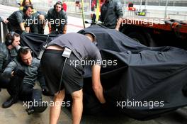 29.11.2006 Barcelona, Spain,  The car of Lewis Hamilton (GBR), McLaren Mercedes is returned to the pits after a problem with his wheel on track - Formula One Testing, Circuit de Catalunya