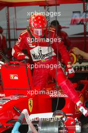 11.03.2006 Sakhir, Bahrain,  Michael Schumacher (GER), Scuderia Ferrari, Pitlane, Box, Garage - Formula 1 World Championship, Rd 1, Bahrain Grand Prix, Saturday Practice