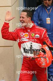 11.03.2006 Sakhir, Bahrain,  Michael Schumacher (GER), Scuderia Ferrari and Felipe Massa (BRA), Scuderia Ferrari congratulate each other - Formula 1 World Championship, Rd 1, Bahrain Grand Prix, Saturday Qualifying