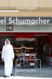 08.03.2006 Sakhir, Bahrain,  A Sheikh outside Michael Schumacher (GER), Scuderia Ferrari garage - Formula 1 World Championship, Rd 1, Bahrain Grand Prix, Wednesday