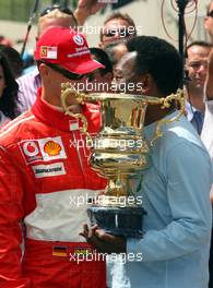 22.10.2006 Sao Paulo, Brazil,  Michael Schumacher (GER), Scuderia Ferrari and PELE during the GRID - Formula 1 World Championship, Rd 18, Brazilian Grand Prix, Sunday Pre-Race Grid