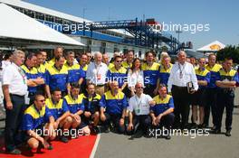 22.10.2006 Sao Paulo, Brazil,  Michelin group photo - Formula 1 World Championship, Rd 18, Brazilian Grand Prix, Sunday