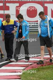 22.06.2006 Montreal, Canada,  Fernando Alonso (ESP), Renault F1 Team, walks around the circuit - Formula 1 World Championship, Rd 9, Canadian Grand Prix, Thursday