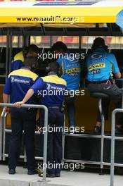 29.09.2006 Shanghai, China,  Fernando Alonso (ESP), Renault F1 Team - Formula 1 World Championship, Rd 16, Chinese Grand Prix, Friday Practice
