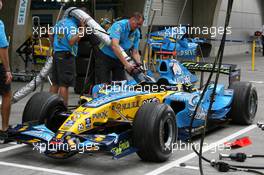 29.09.2006 Shanghai, China,  Renault mechanics practice refueling the car of Fernando Alonso (ESP), Renault F1 Team - Formula 1 World Championship, Rd 16, Chinese Grand Prix, Friday