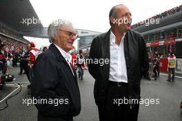 01.10.2006 Shanghai, China,  Bernie Ecclestone (GBR) and Ron Dennis (GBR), McLaren, Team Principal, Chairman - Formula 1 World Championship, Rd 16, Chinese Grand Prix, Sunday Pre-Race Grid