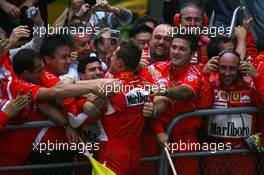 01.10.2006 Shanghai, China,  Michael Schumacher (GER), Scuderia Ferrari, celebrates with the team - Formula 1 World Championship, Rd 16, Chinese Grand Prix, Sunday Podium