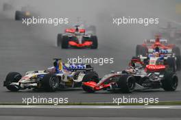 01.10.2006 Shanghai, China,  Jenson Button (GBR), Honda Racing F1 Team, RA106 and Kimi Raikkonen (FIN), Räikkönen, McLaren Mercedes, MP4-21 - Formula 1 World Championship, Rd 16, Chinese Grand Prix, Sunday Race
