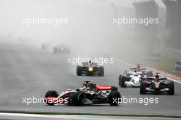 01.10.2006 Shanghai, China,  Start, Pedro de la Rosa (ESP), McLaren Mercedes, Scott Speed (USA), Scuderia Toro Rosso - Formula 1 World Championship, Rd 16, Chinese Grand Prix, Sunday Race