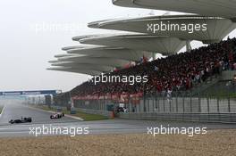 01.10.2006 Shanghai, China,  Nico Rosberg (GER), WilliamsF1 Team, FW28 Cosworth leads Jarno Trulli (ITA), Toyota Racing, TF106 - Formula 1 World Championship, Rd 16, Chinese Grand Prix, Sunday Race