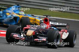 01.10.2006 Shanghai, China,  Scott Speed (USA), Scuderia Toro Rosso leads Giancarlo Fisichella (ITA), Renault F1 Team - Formula 1 World Championship, Rd 16, Chinese Grand Prix, Sunday Race