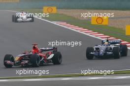 01.10.2006 Shanghai, China,  Vitantonio Liuzzi (ITA), Scuderia Toro Rosso, STR01 and Mark Webber (AUS), Williams F1 Team, FW28 Cosworth - Formula 1 World Championship, Rd 16, Chinese Grand Prix, Sunday Race