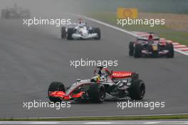 01.10.2006 Shanghai, China,  Pedro de la Rosa (ESP), McLaren Mercedes, MP4-21 and Scott Speed (USA), Scuderia Toro Rosso, STR01 - Formula 1 World Championship, Rd 16, Chinese Grand Prix, Sunday Race