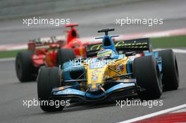 01.10.2006 Shanghai, China,  Giancarlo Fisichella (ITA), Renault F1 Team leads Michael Schumacher (GER), Scuderia Ferrari - Formula 1 World Championship, Rd 16, Chinese Grand Prix, Sunday Race