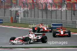 01.10.2006 Shanghai, China,  Takuma Sato (JPN), Super Aguri F1 leads Tiago Monteiro (POR), Spyker MF1 Racing and Christijan Albers (NED), Spyker MF1 Racing - Formula 1 World Championship, Rd 16, Chinese Grand Prix, Sunday Race