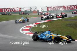 01.10.2006 Shanghai, China,  Fernando Alonso (ESP), Renault F1 Team after the start- Formula 1 World Championship, Rd 16, Chinese Grand Prix, Sunday Race