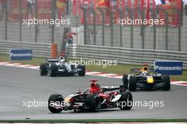 01.10.2006 Shanghai, China,  Vitantonio Liuzzi (ITA), Scuderia Toro Rosso leads David Coulthard (GBR), Red Bull Racing - Formula 1 World Championship, Rd 16, Chinese Grand Prix, Sunday Race