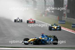 01.10.2006 Shanghai, China,  Start, Fernando Alonso (ESP), Renault F1 Team leads Giancarlo Fisichella (ITA), Renault F1 Team - Formula 1 World Championship, Rd 16, Chinese Grand Prix, Sunday Race