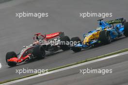 01.10.2006 Shanghai, China,  Kimi Raikkonen (FIN), Räikkönen, McLaren Mercedes, MP4-21 overtakes Giancarlo Fisichella (ITA), Renault F1 Team, R26 - Formula 1 World Championship, Rd 16, Chinese Grand Prix, Sunday Race