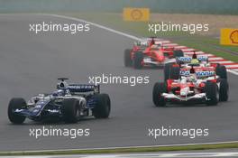 01.10.2006 Shanghai, China,  Nico Rosberg (GER), WilliamsF1 Team, FW28 Cosworth and Jarno Trulli (ITA), Toyota Racing, TF106 - Formula 1 World Championship, Rd 16, Chinese Grand Prix, Sunday Race
