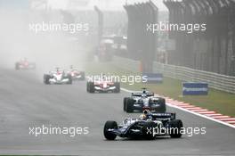 01.10.2006 Shanghai, China,  Mark Webber (AUS), Williams F1 Team leads Nico Rosberg (GER), WilliamsF1 Team - Formula 1 World Championship, Rd 16, Chinese Grand Prix, Sunday Race