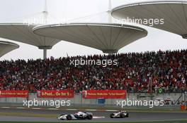 01.10.2006 Shanghai, China,  Robert Kubica (POL),  BMW Sauber F1 Team leads Rubens Barrichello (BRA), Honda Racing F1 Team - Formula 1 World Championship, Rd 16, Chinese Grand Prix, Sunday Race