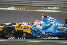 01.10.2006 Shanghai, China,  Fernando Alonso (ESP), Renault F1 Team, Takuma Sato (JPN), Super Aguri F1 - Formula 1 World Championship, Rd 16, Chinese Grand Prix, Sunday Race