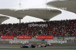 01.10.2006 Shanghai, China,  Mark Webber (AUS), Williams F1 Team leads Jarno Trulli (ITA), Toyota Racing - Formula 1 World Championship, Rd 16, Chinese Grand Prix, Sunday Race