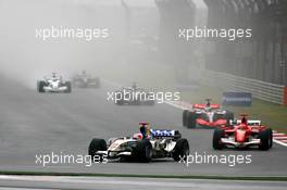 01.10.2006 Shanghai, China,  Start, Rubens Barrichello (BRA), Honda Racing F1 Team, Michael Schumacher (GER), Scuderia Ferrari - Formula 1 World Championship, Rd 16, Chinese Grand Prix, Sunday Race
